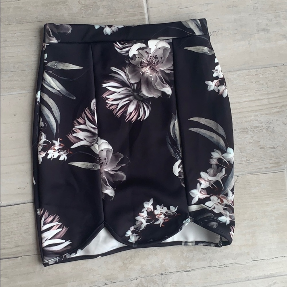 Misguided black floral printed skirt. Size 4. NWT!